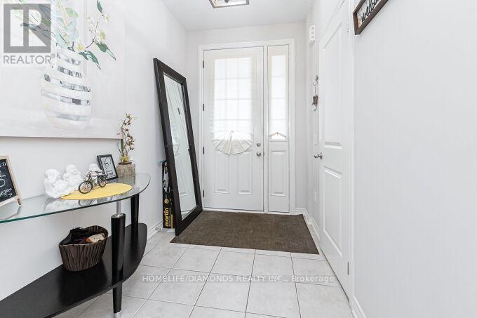 4 Foliage Drive, Brampton, Ontario  L7A 4M6 - Photo 4 - W12412884