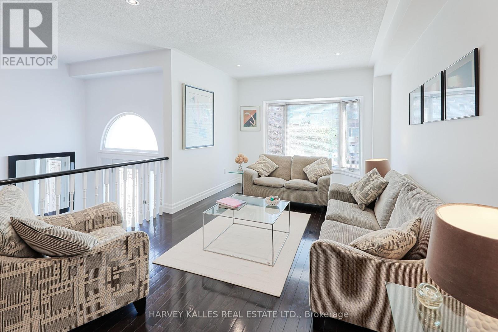 1050 Lindsay Drive, Oakville (Ga Glen Abbey), Ontario  L6M 3B5 - Photo 7 - W12412916