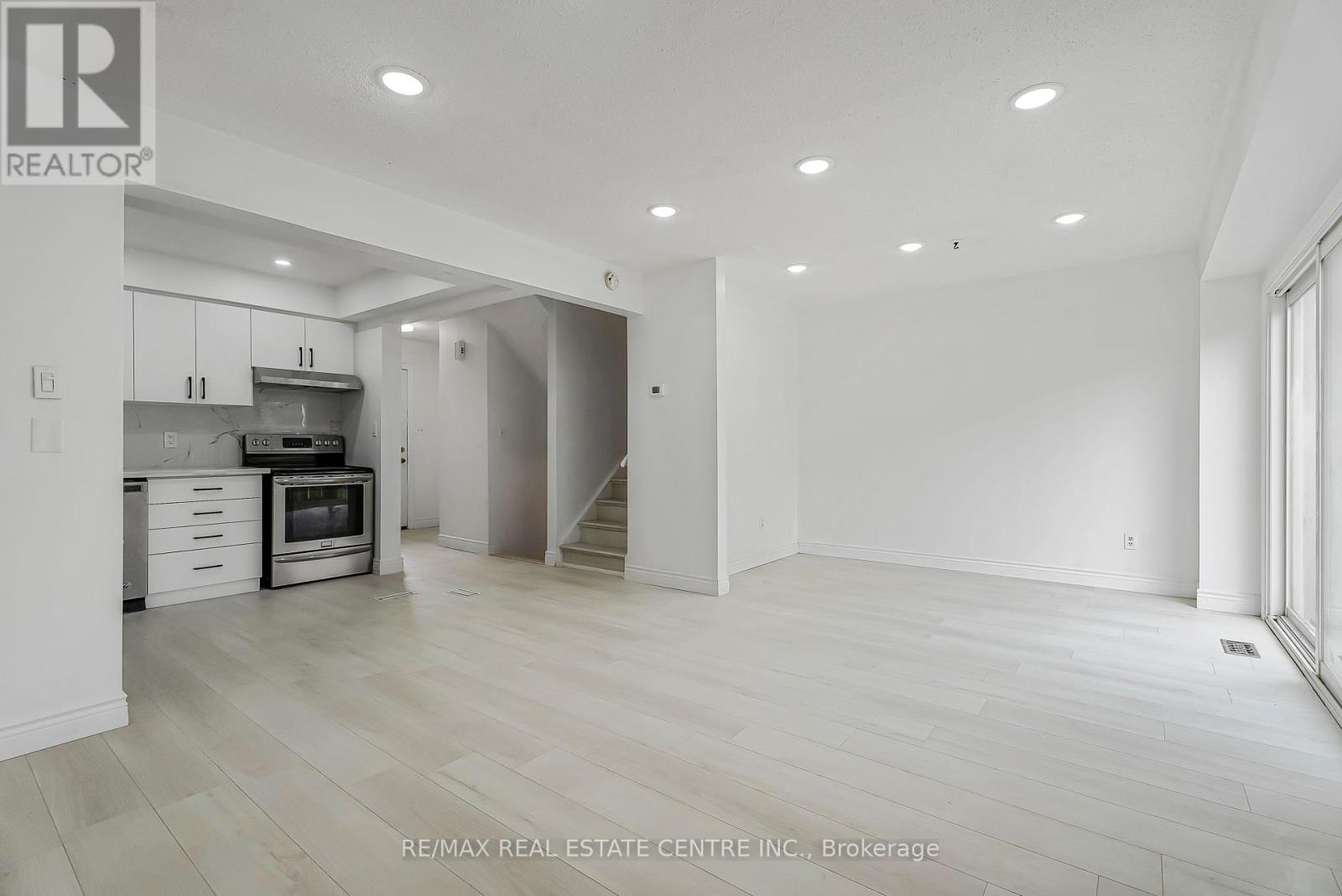 1 - 125 Sekura Crescent, Cambridge, Ontario  N1R 8B4 - Photo 6 - X12412771