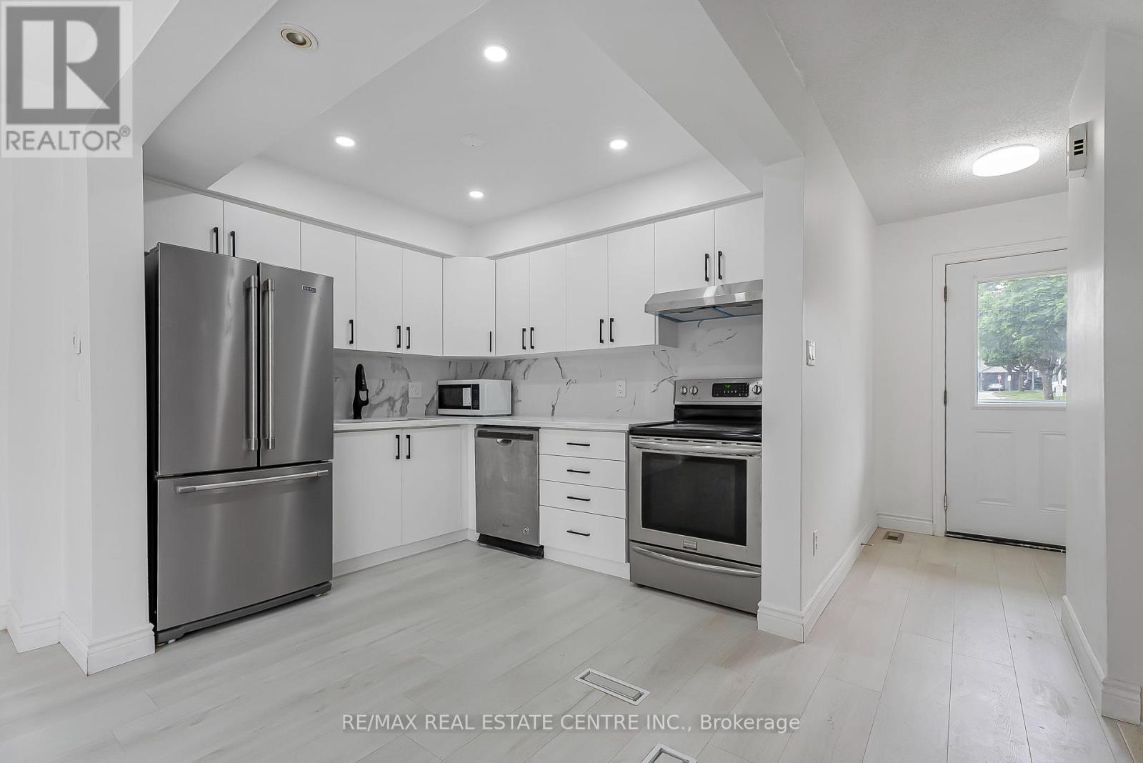 1 - 125 Sekura Crescent, Cambridge, Ontario  N1R 8B4 - Photo 7 - X12412771