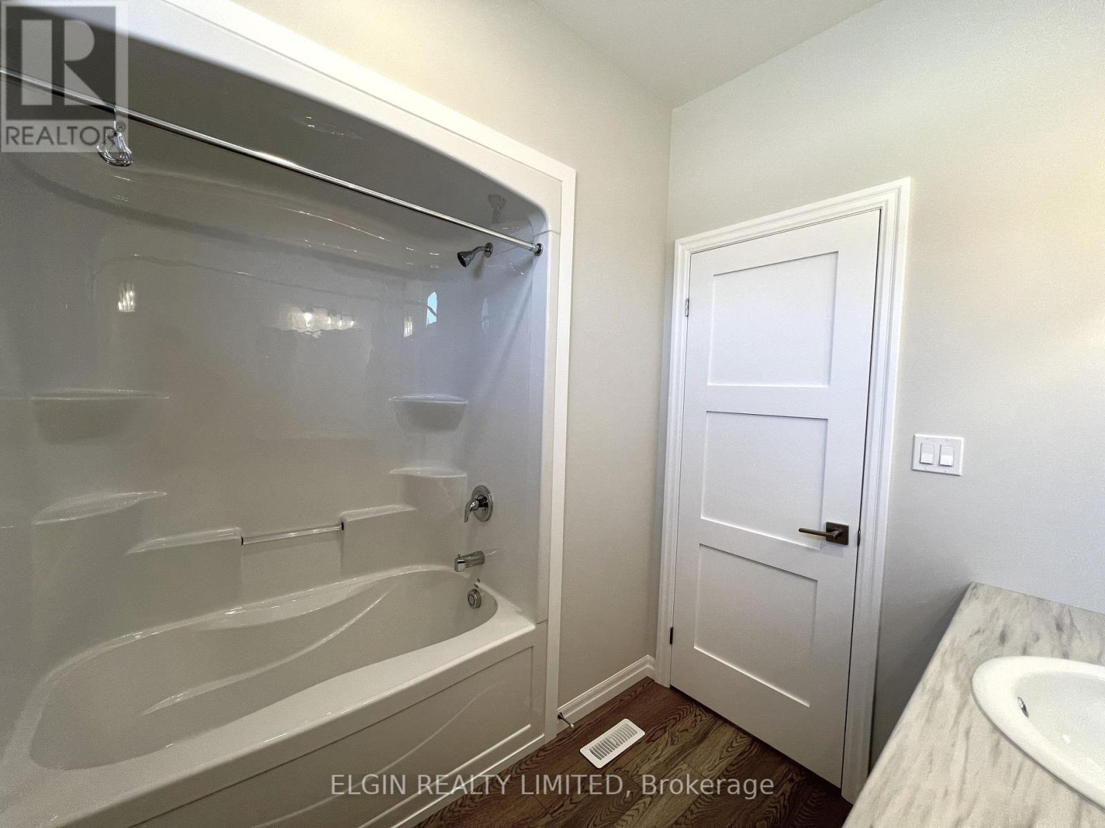 5 Columbus Court, Central Elgin, Ontario  N5P 0E5 - Photo 8 - X12413111