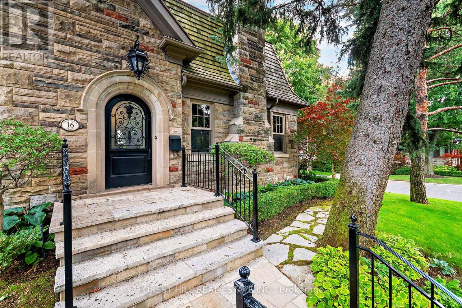 16 Forest Ridge Drive, Toronto, Ontario  M6B 1H1 - Photo 2 - C12413020