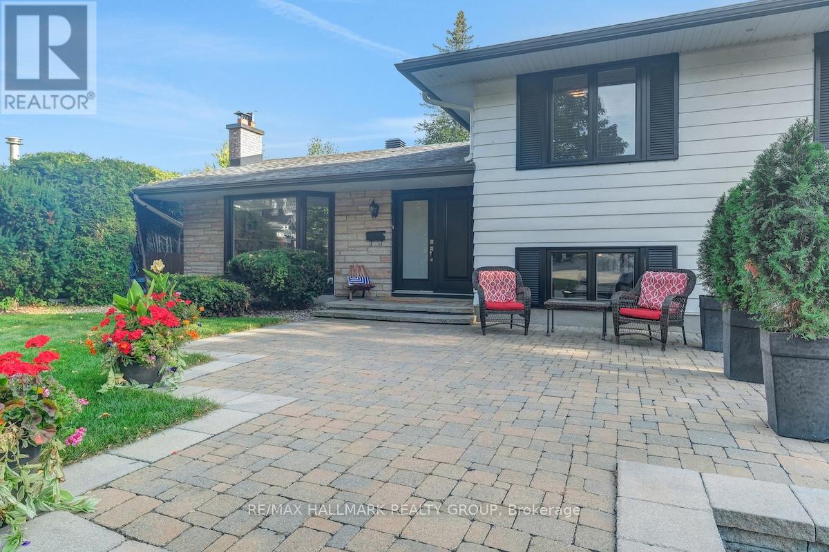 599 Duff Crescent, Ottawa, Ontario  K1J 7C6 - Photo 3 - X12413073
