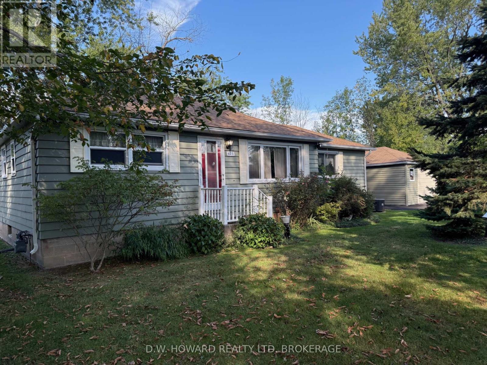 671 Parkdale Avenue, Fort Erie, Ontario  L2A 5B5 - Photo 2 - X12413172