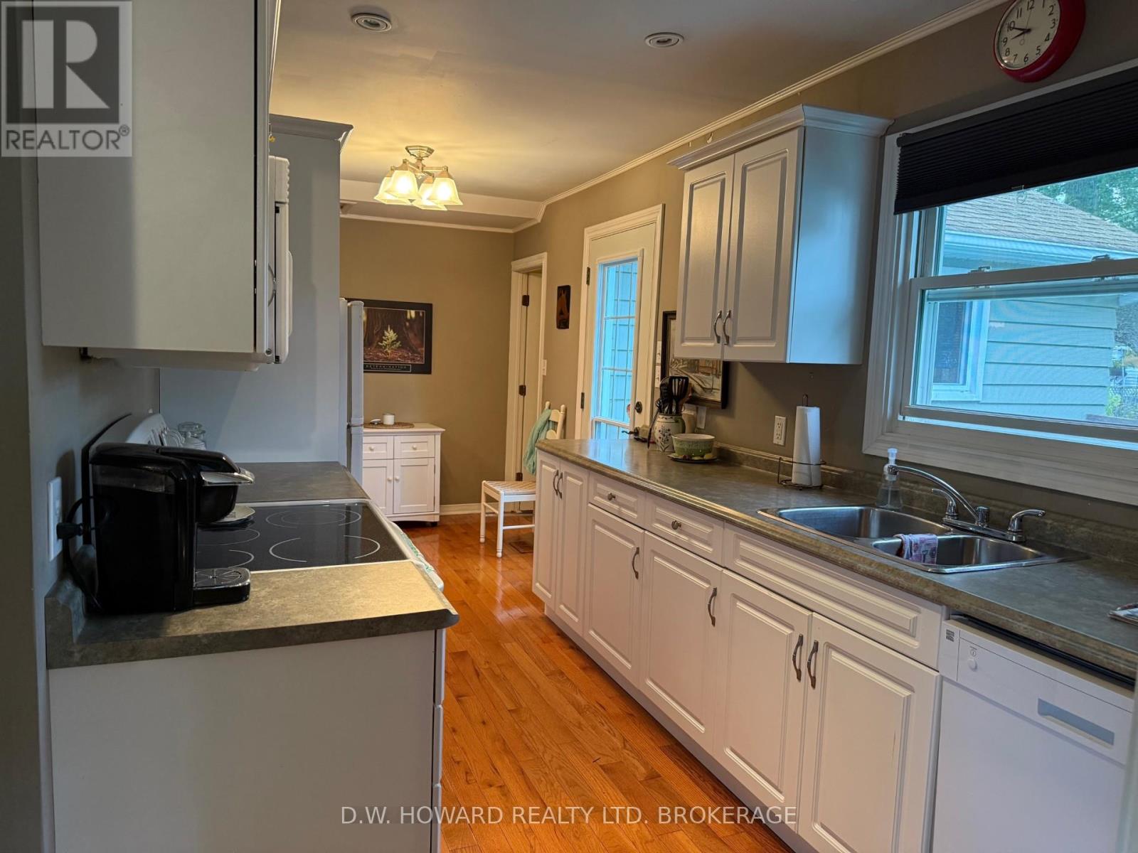 671 Parkdale Avenue, Fort Erie, Ontario  L2A 5B5 - Photo 8 - X12413172