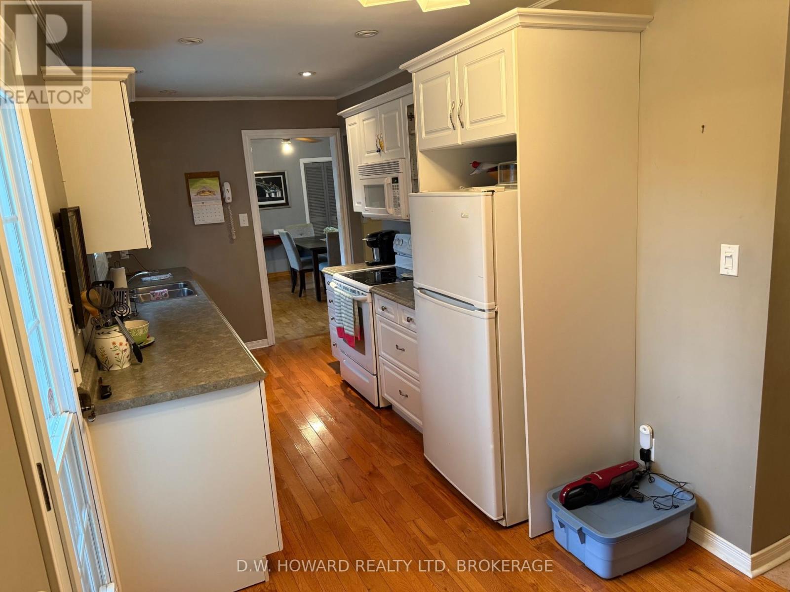 671 Parkdale Avenue, Fort Erie, Ontario  L2A 5B5 - Photo 9 - X12413172