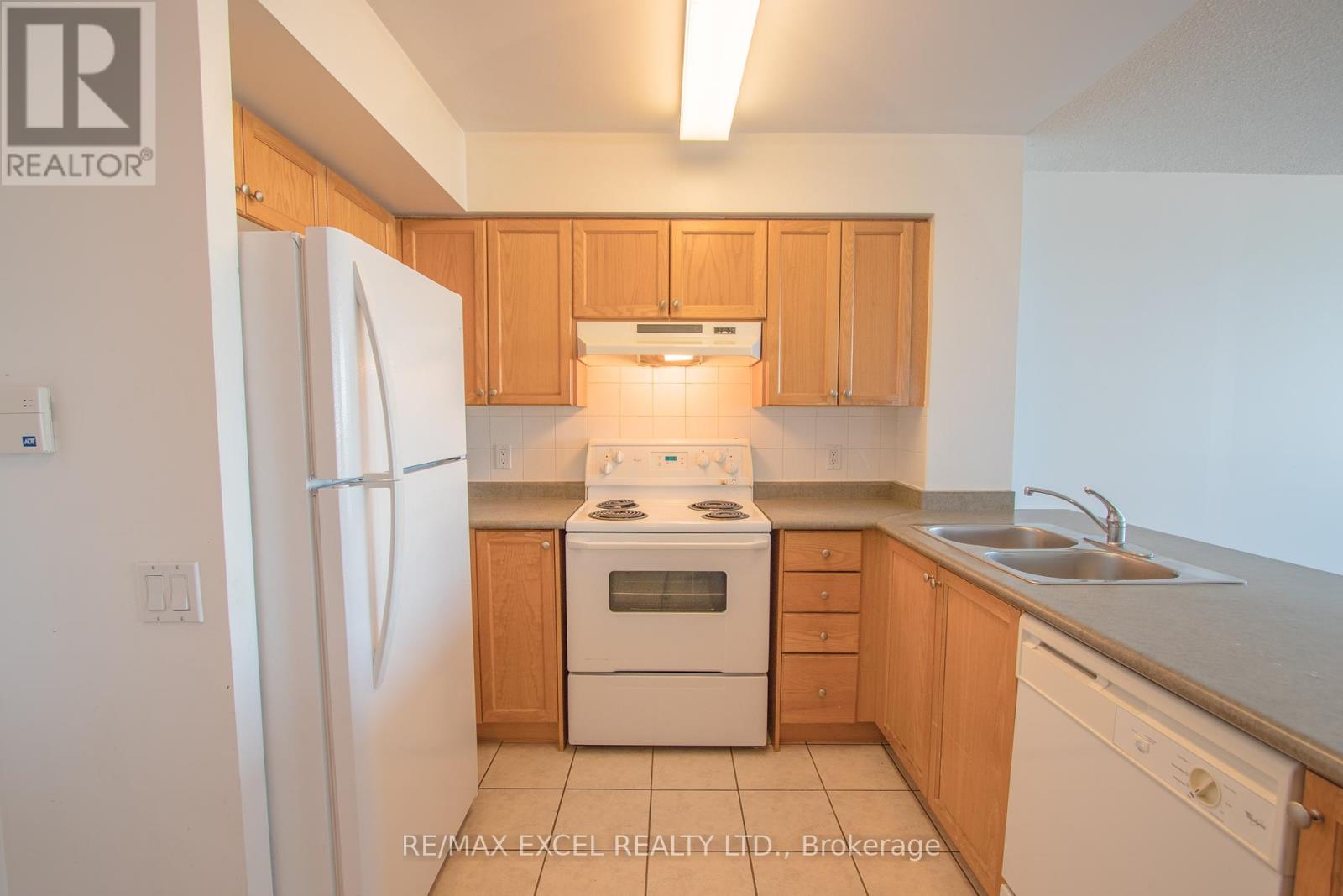 316 - 9017 Leslie Street, Richmond Hill, Ontario  L4B 3B6 - Photo 2 - N12412956