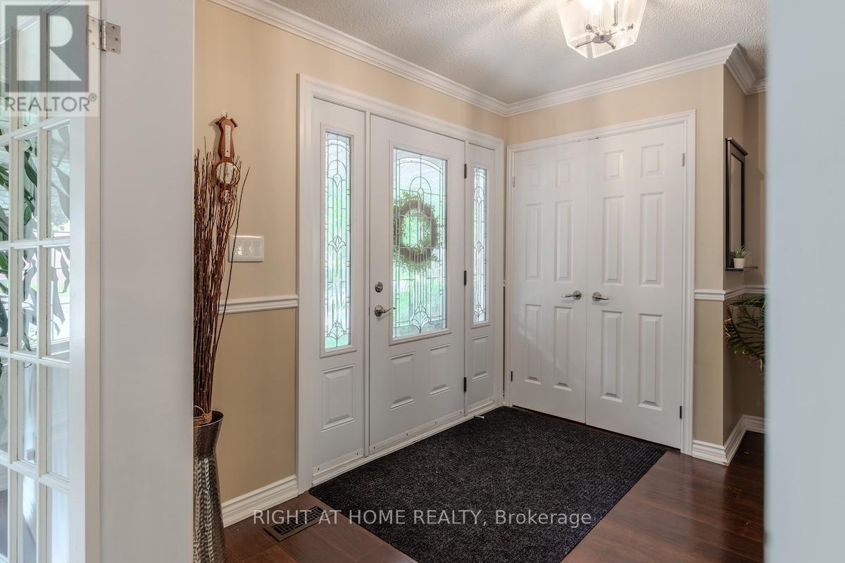 1456 Ballyclare Drive, Mississauga, Ontario  L5C 1J5 - Photo 14 - W12412942