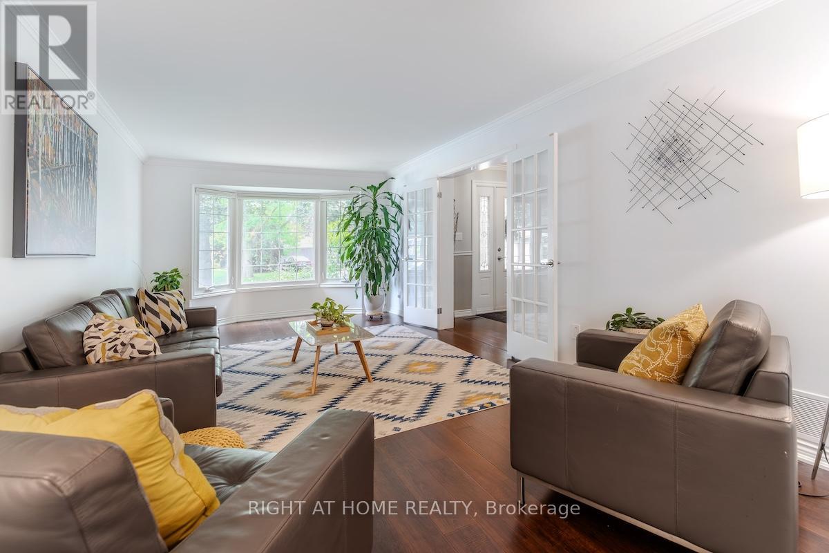 1456 Ballyclare Drive, Mississauga, Ontario  L5C 1J5 - Photo 16 - W12412942