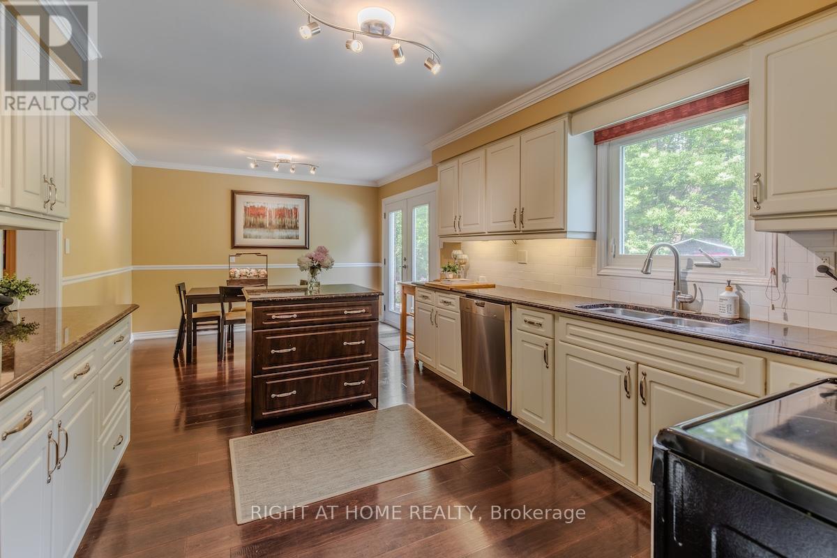 1456 Ballyclare Drive, Mississauga, Ontario  L5C 1J5 - Photo 21 - W12412942