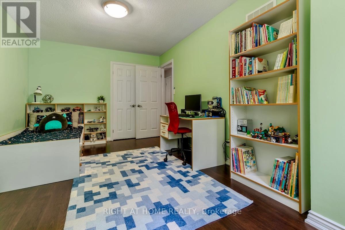 1456 Ballyclare Drive, Mississauga, Ontario  L5C 1J5 - Photo 29 - W12412942