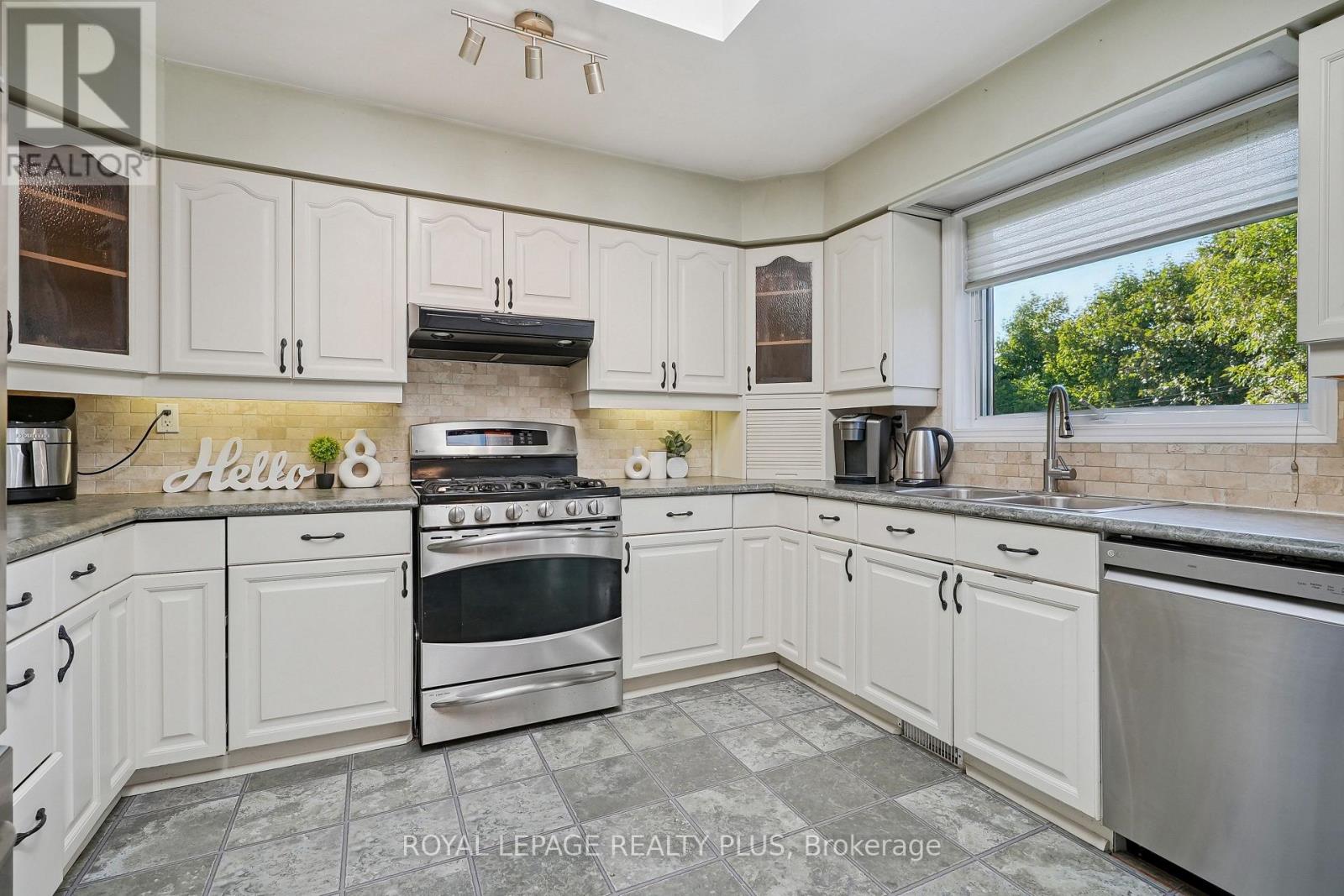 2335 Wyandotte Drive, Oakville (Wo West), Ontario  L6L 2T4 - Photo 13 - W12412960