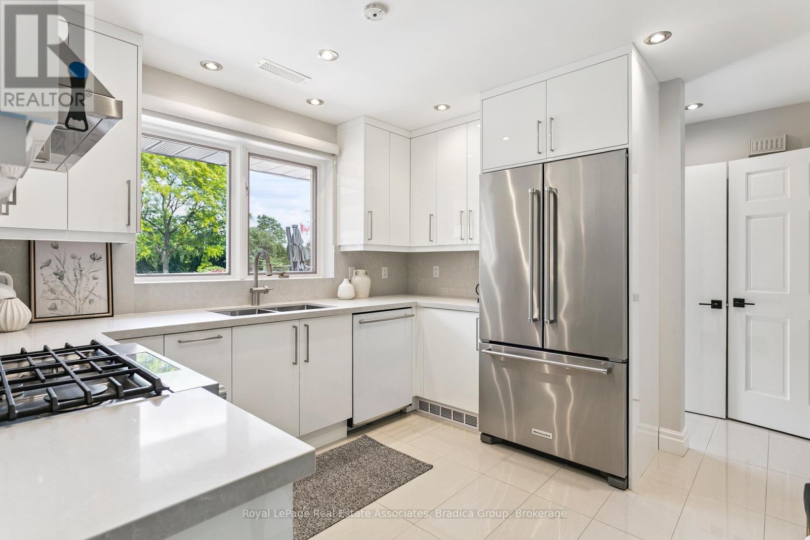 19 Lorraine Gardens, Toronto, Ontario  M9B 4Z5 - Photo 20 - W12412997