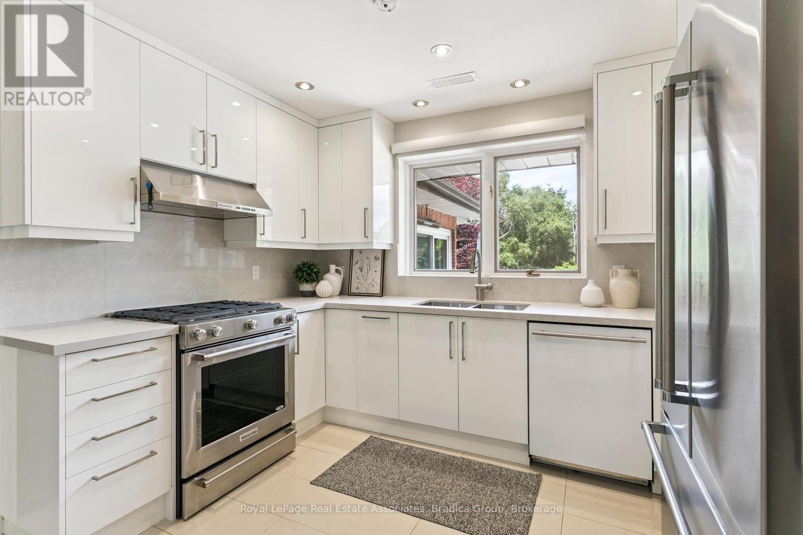 19 Lorraine Gardens, Toronto, Ontario  M9B 4Z5 - Photo 21 - W12412997