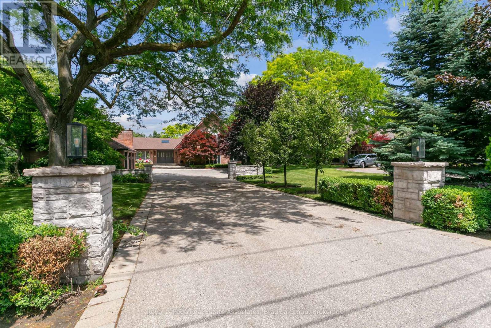 19 Lorraine Gardens, Toronto, Ontario  M9B 4Z5 - Photo 4 - W12412997