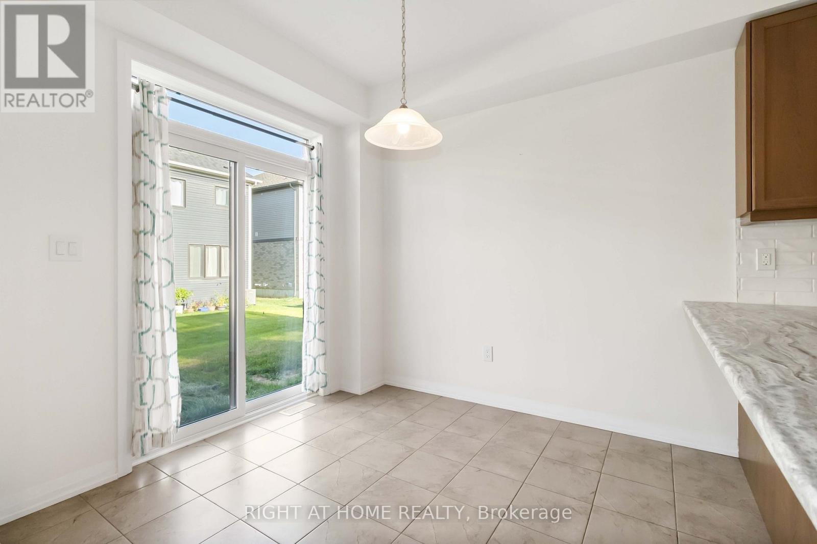 122 Granville Crescent, Haldimand, Ontario  N3W 0J5 - Photo 10 - X12412963