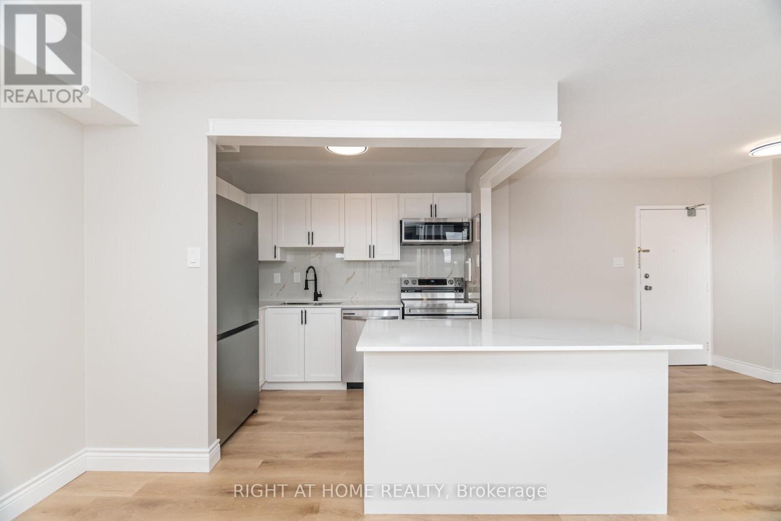 605 - 15 Nicklaus Drive, Hamilton, Ontario  L8K 5J5 - Photo 11 - X12413005