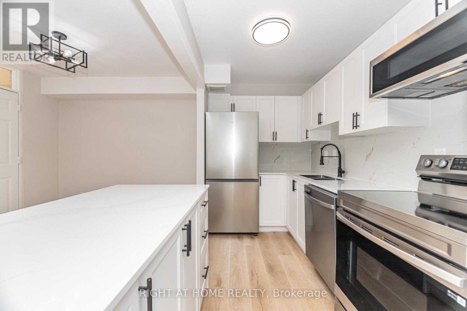 605 - 15 Nicklaus Drive, Hamilton, Ontario  L8K 5J5 - Photo 14 - X12413005