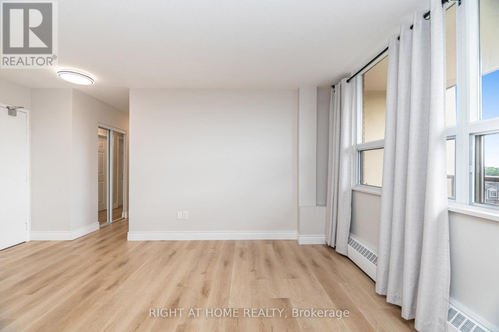 605 - 15 Nicklaus Drive, Hamilton, Ontario  L8K 5J5 - Photo 5 - X12413005