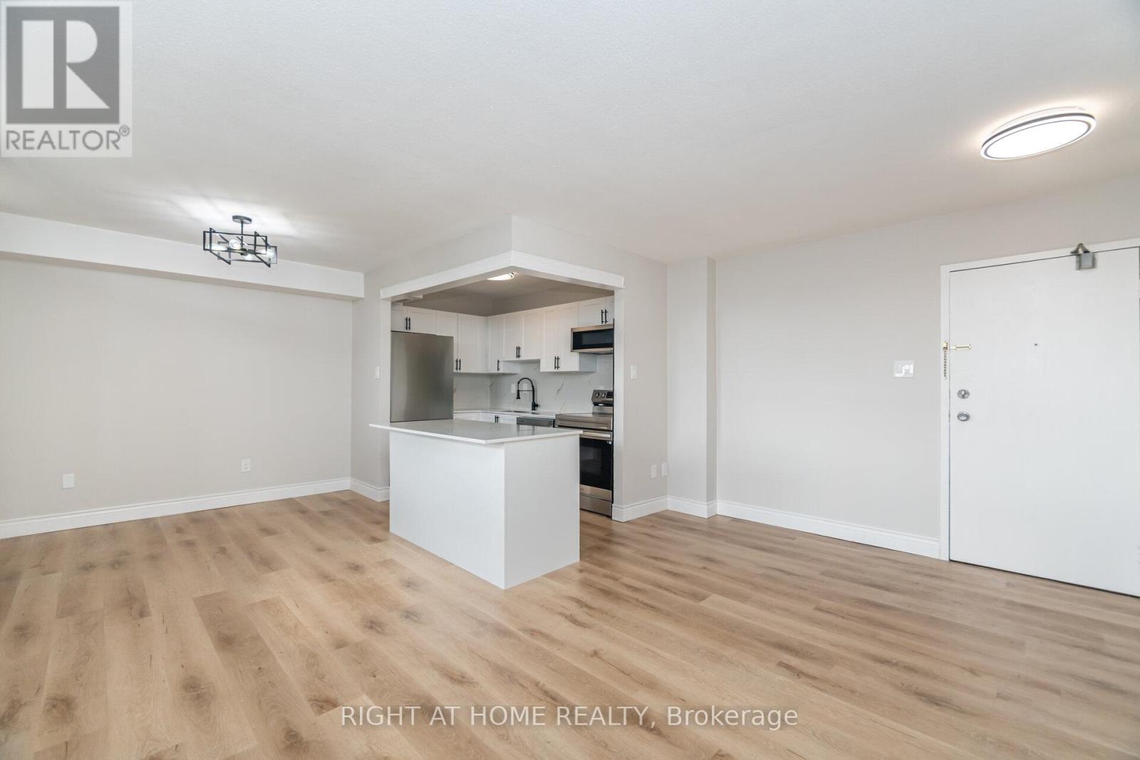 605 - 15 Nicklaus Drive, Hamilton, Ontario  L8K 5J5 - Photo 6 - X12413005