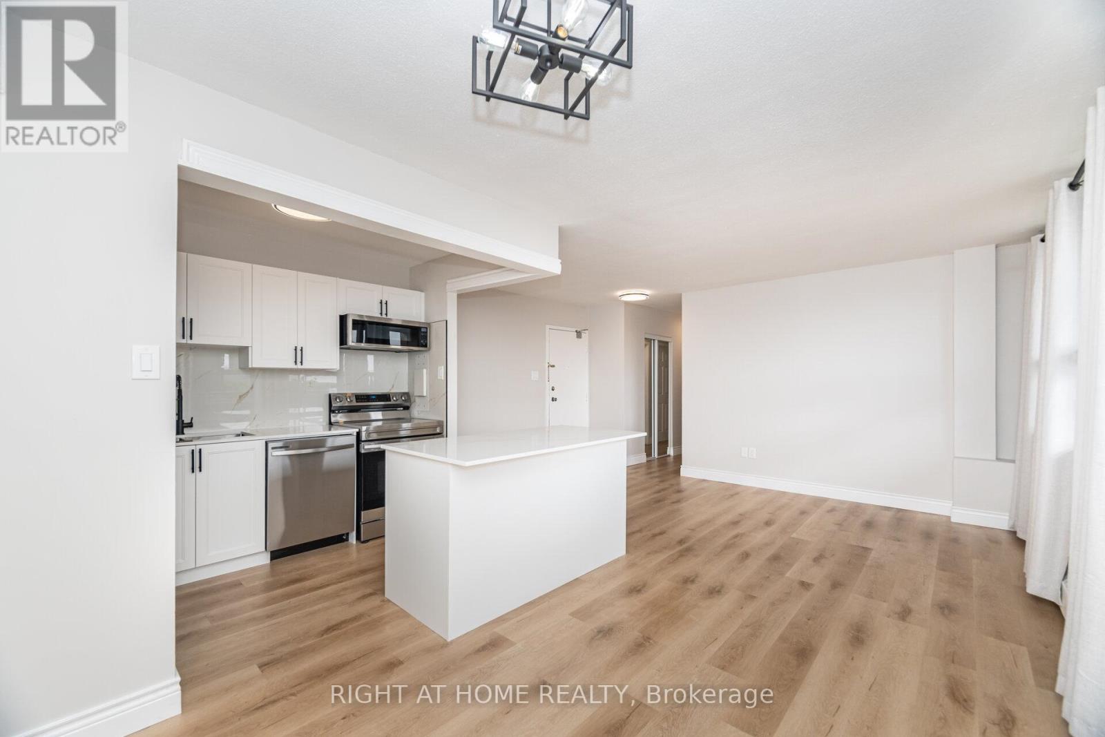 605 - 15 Nicklaus Drive, Hamilton, Ontario  L8K 5J5 - Photo 9 - X12413005