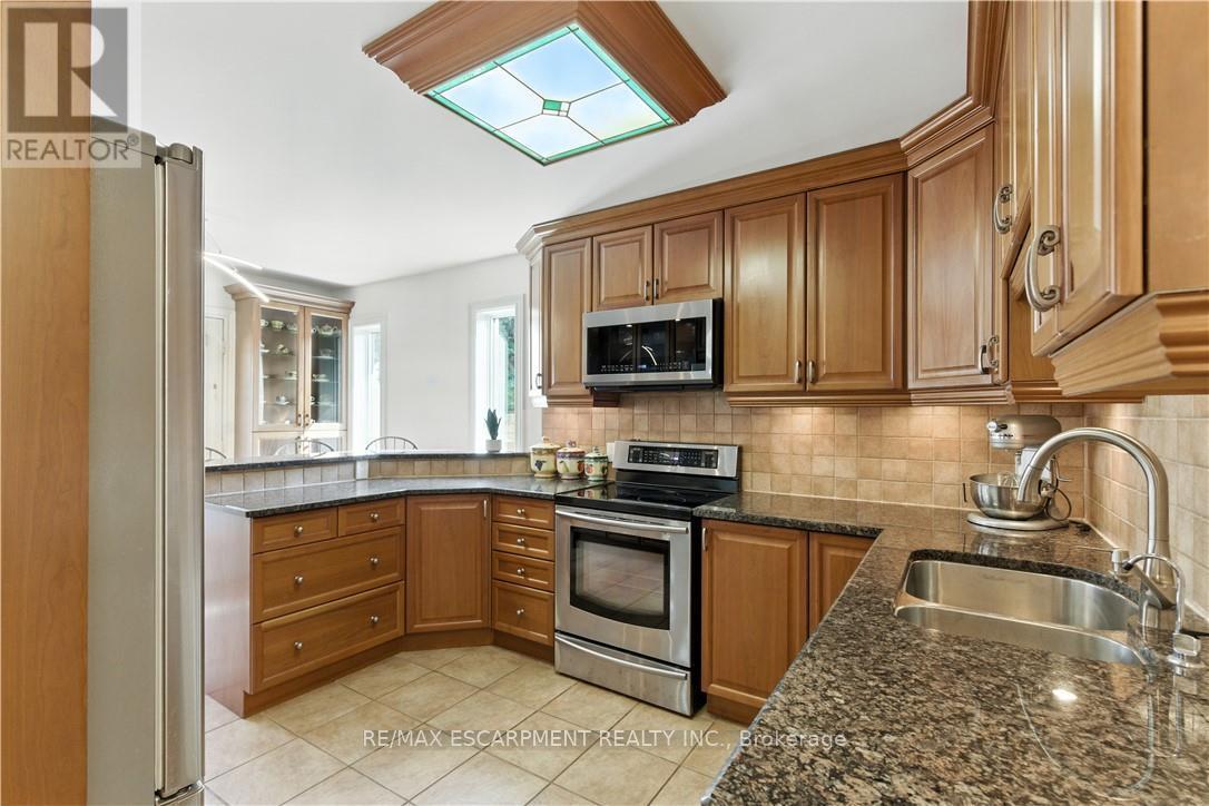 10 Shadowdale Drive, Hamilton, Ontario  L8E 5E7 - Photo 16 - X12413010
