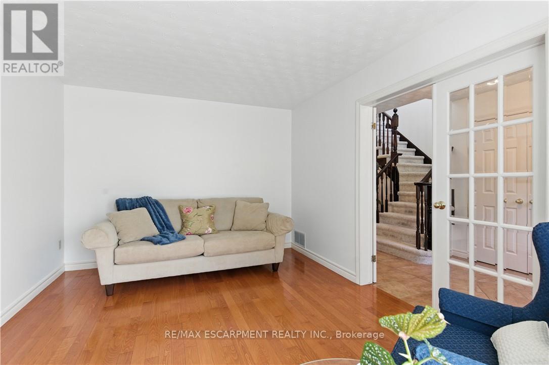 10 Shadowdale Drive, Hamilton, Ontario  L8E 5E7 - Photo 9 - X12413010