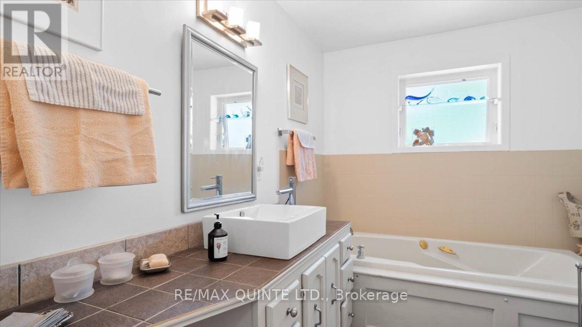 11536 Loyalist Parkway, Prince Edward County, Ontario  K0K 2T0 - Photo 21 - X12413200