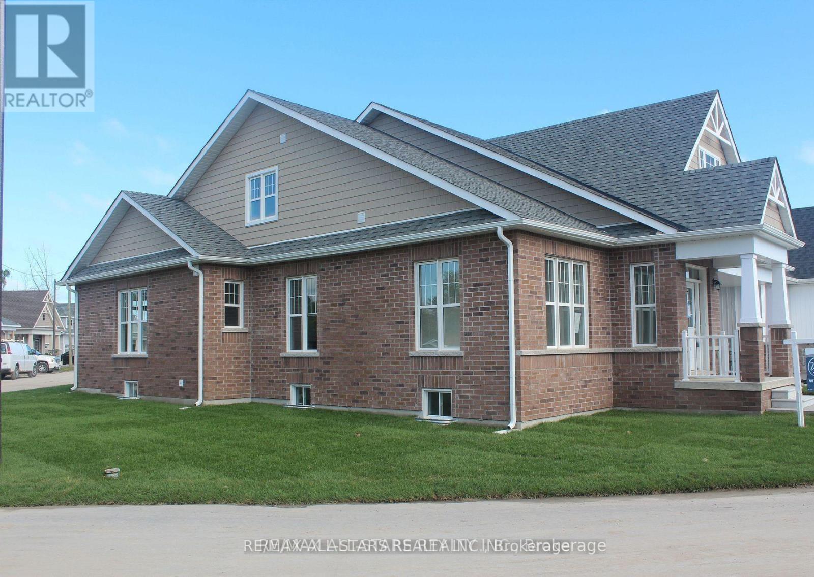 4 Palmira Drive, Georgina, Ontario  L0E 1R0 - Photo 2 - N12397009