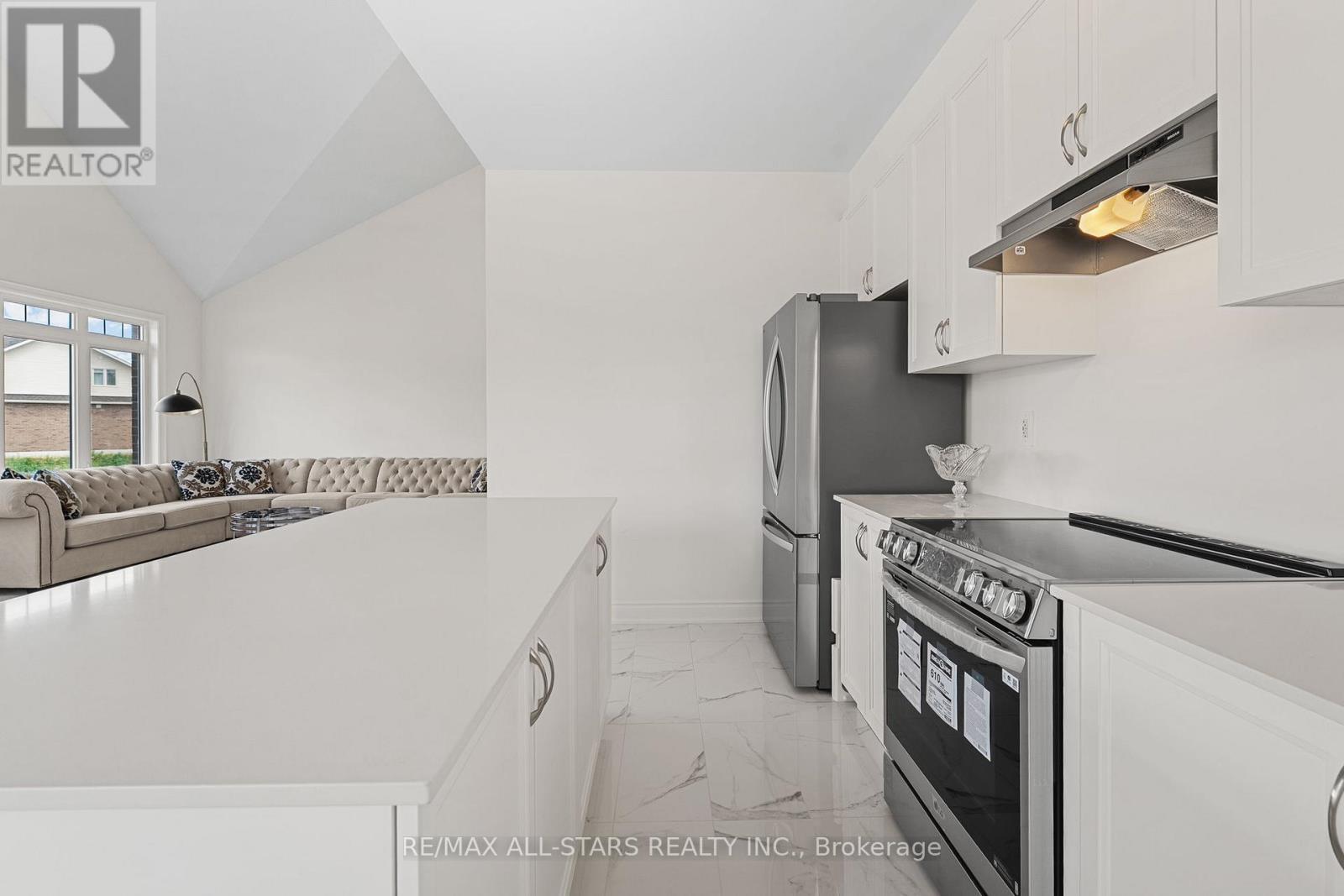 4 Palmira Drive, Georgina, Ontario  L0E 1R0 - Photo 22 - N12397009