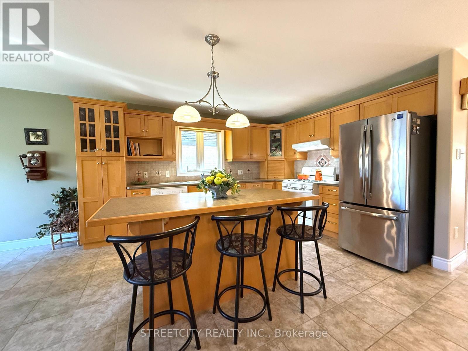 126 Stathis Boulevard, Sarnia, Ontario  N7S 5T5 - Photo 2 - X12413177