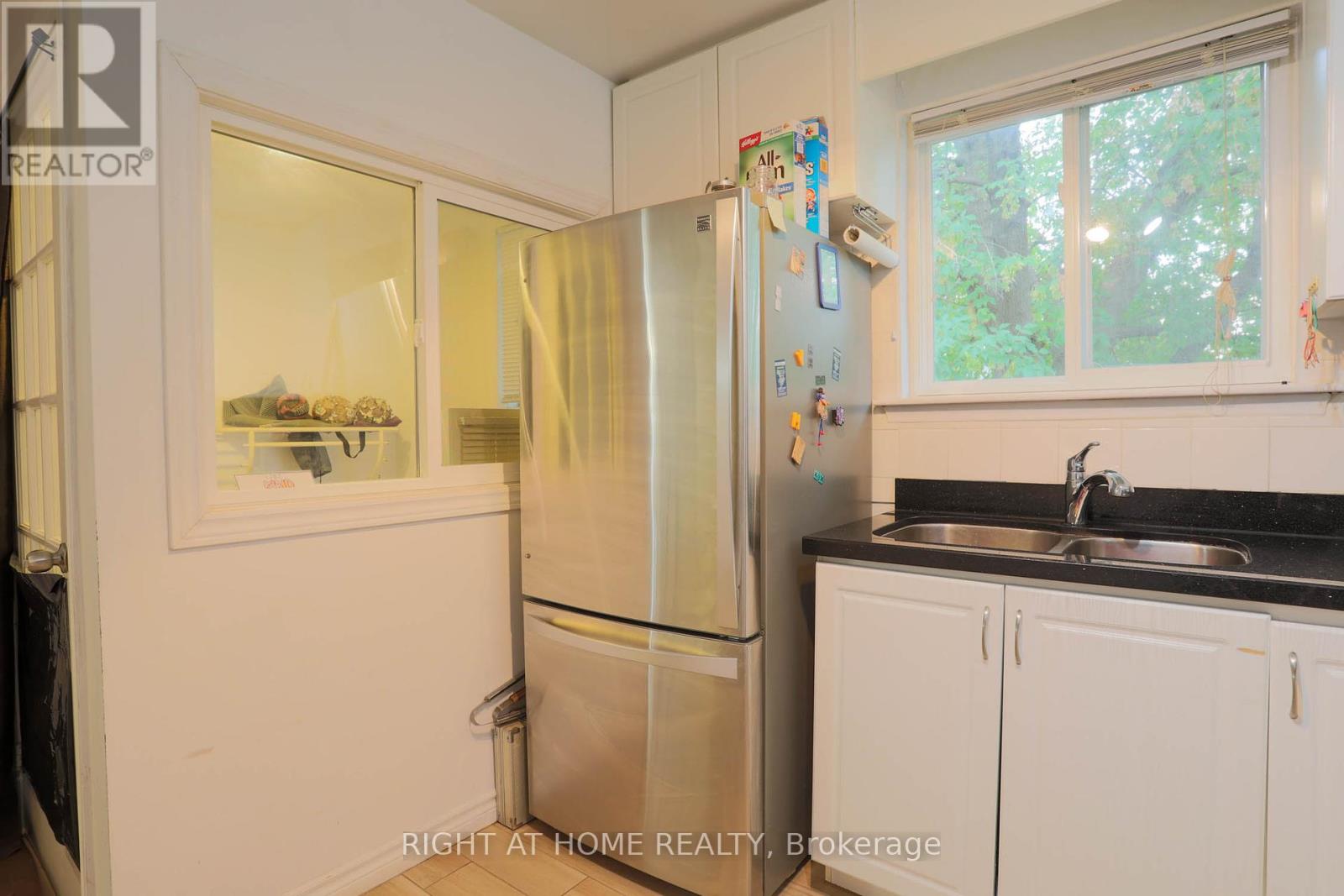 303 Blue Grass Boulevard, Richmond Hill (Crosby), Ontario  L4C 3H3 - Photo 17 - N12413156