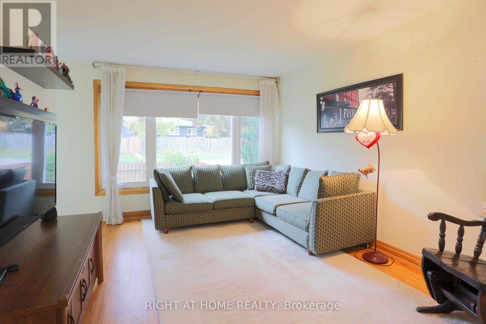 303 Blue Grass Boulevard, Richmond Hill (Crosby), Ontario  L4C 3H3 - Photo 7 - N12413156