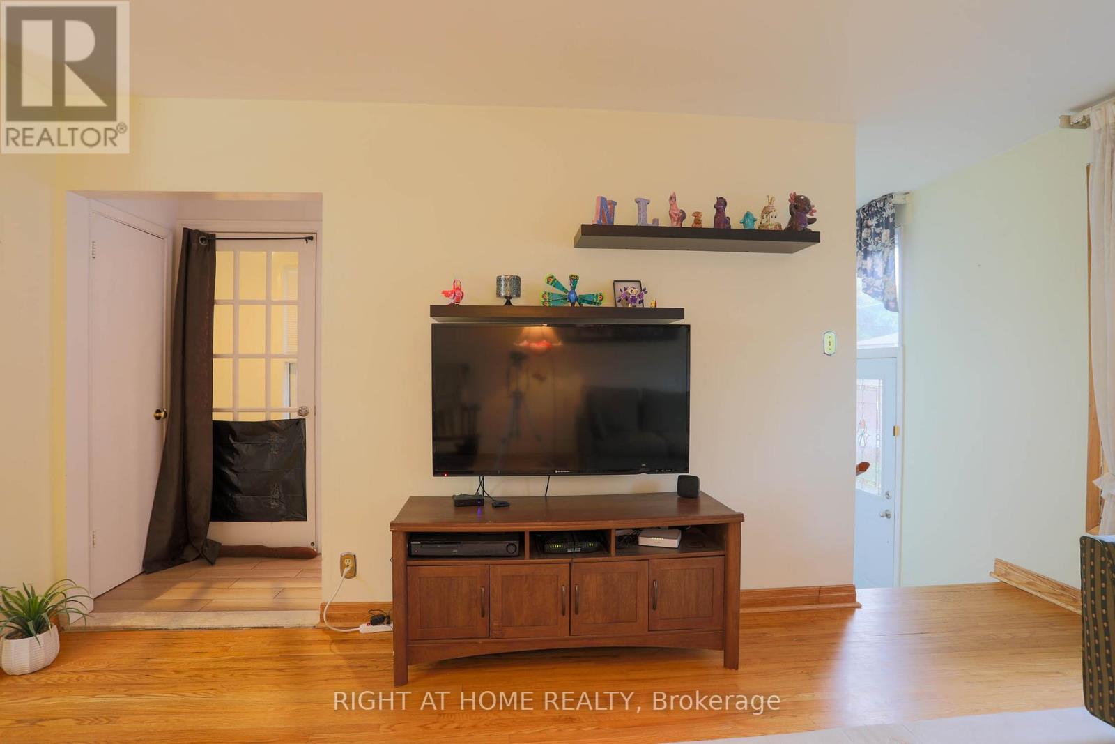 303 Blue Grass Boulevard, Richmond Hill (Crosby), Ontario  L4C 3H3 - Photo 9 - N12413156