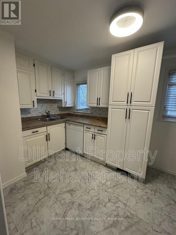 805 Morphet Avenue, Peterborough South (West), Ontario  K9J 2X7 - Photo 4 - X12346322
