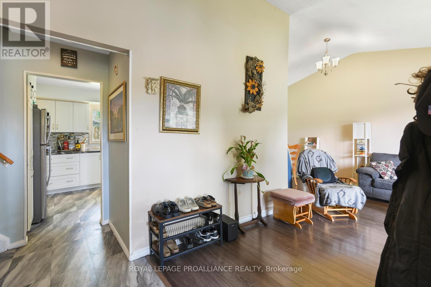 18 Convay Crescent, Brockville, Ontario  K6V 5A1 - Photo 4 - X12410056