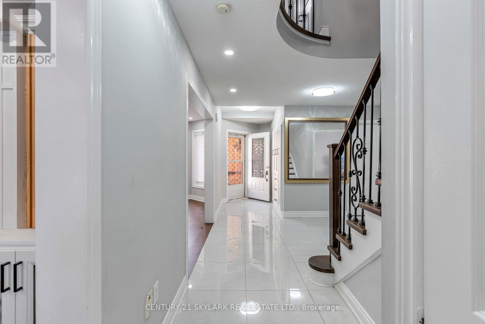 4 Moonstone Court, Brampton (Fletcher's Creek South), Ontario  L6Y 4Z8 - Photo 10 - W12413061