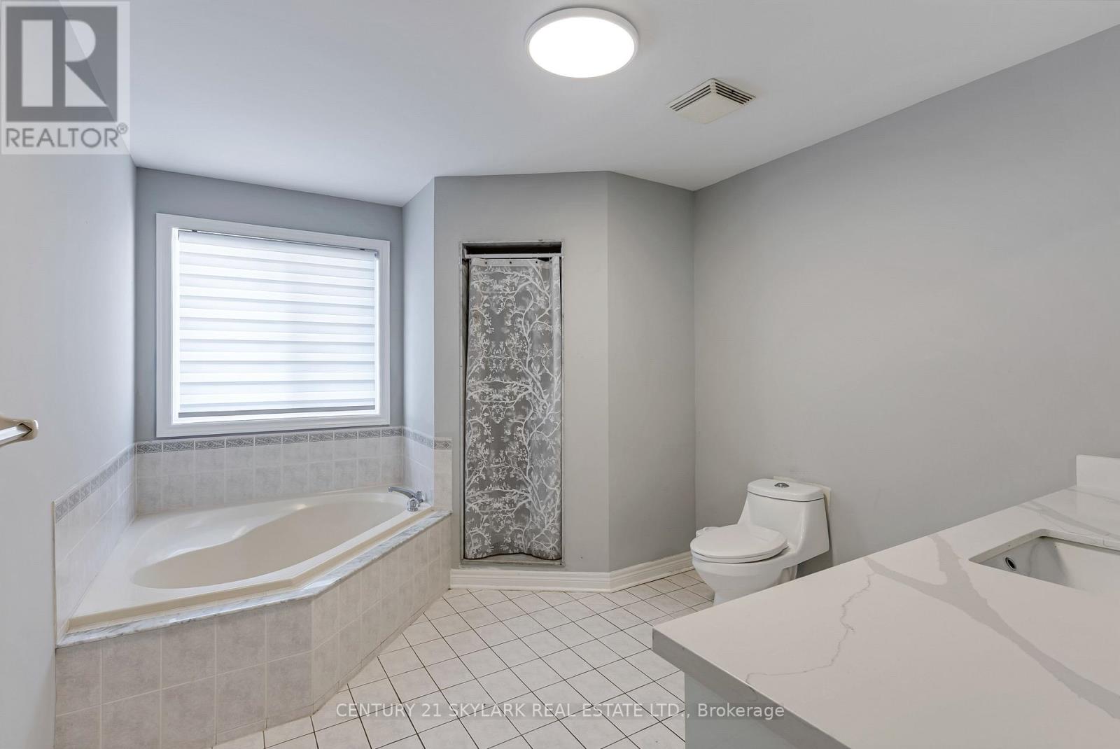 4 Moonstone Court, Brampton (Fletcher's Creek South), Ontario  L6Y 4Z8 - Photo 21 - W12413061