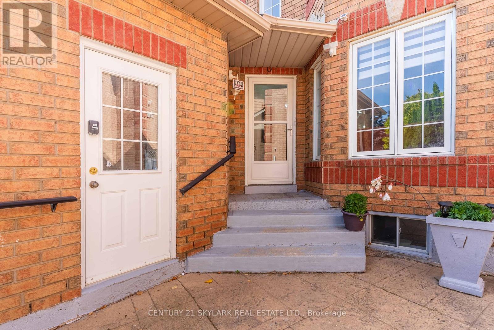 4 Moonstone Court, Brampton (Fletcher's Creek South), Ontario  L6Y 4Z8 - Photo 4 - W12413061