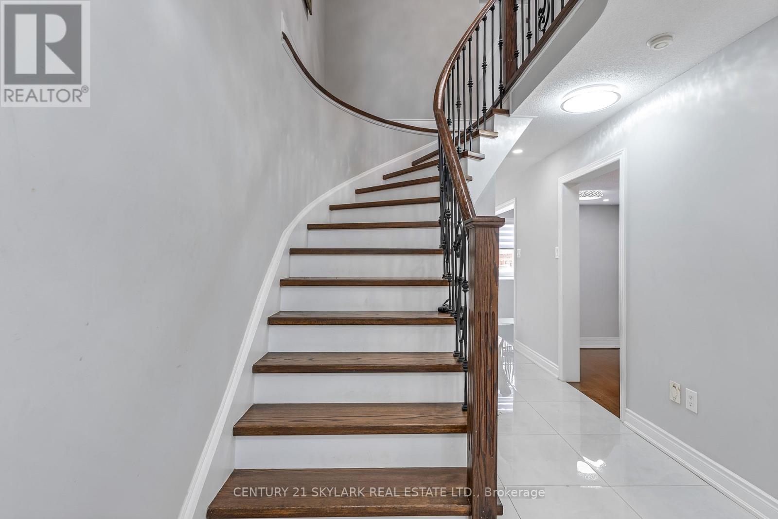 4 Moonstone Court, Brampton (Fletcher's Creek South), Ontario  L6Y 4Z8 - Photo 6 - W12413061