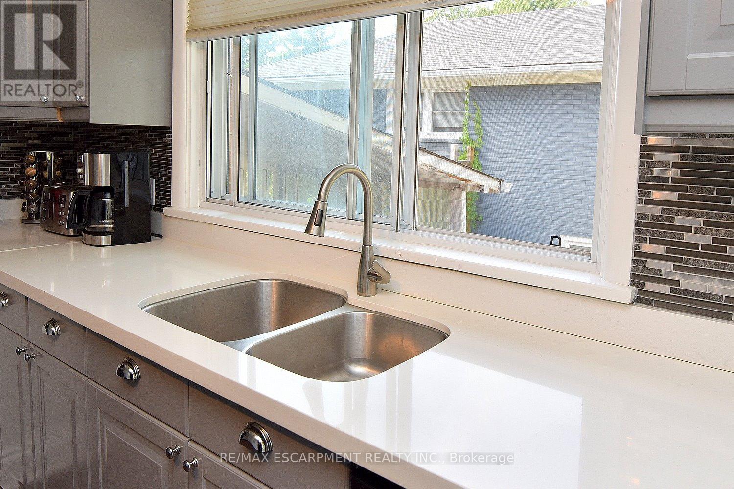 1384 Niels Avenue, Burlington, Ontario  L7P 2E4 - Photo 15 - W12413143