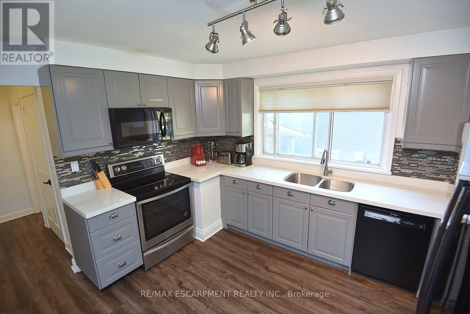 1384 Niels Avenue, Burlington, Ontario  L7P 2E4 - Photo 16 - W12413143