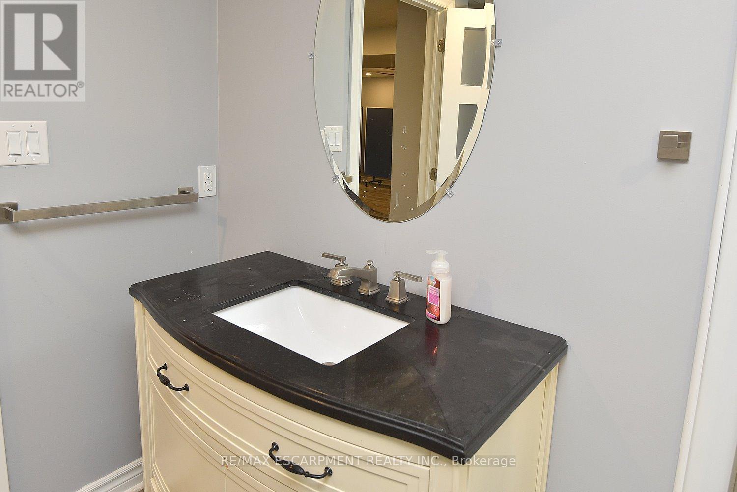 1384 Niels Avenue, Burlington, Ontario  L7P 2E4 - Photo 26 - W12413143