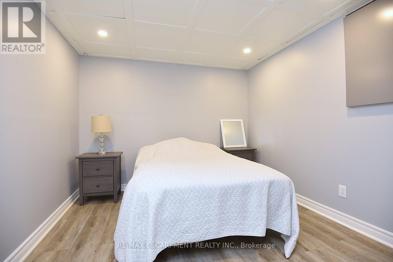 1384 Niels Avenue, Burlington, Ontario  L7P 2E4 - Photo 32 - W12413143