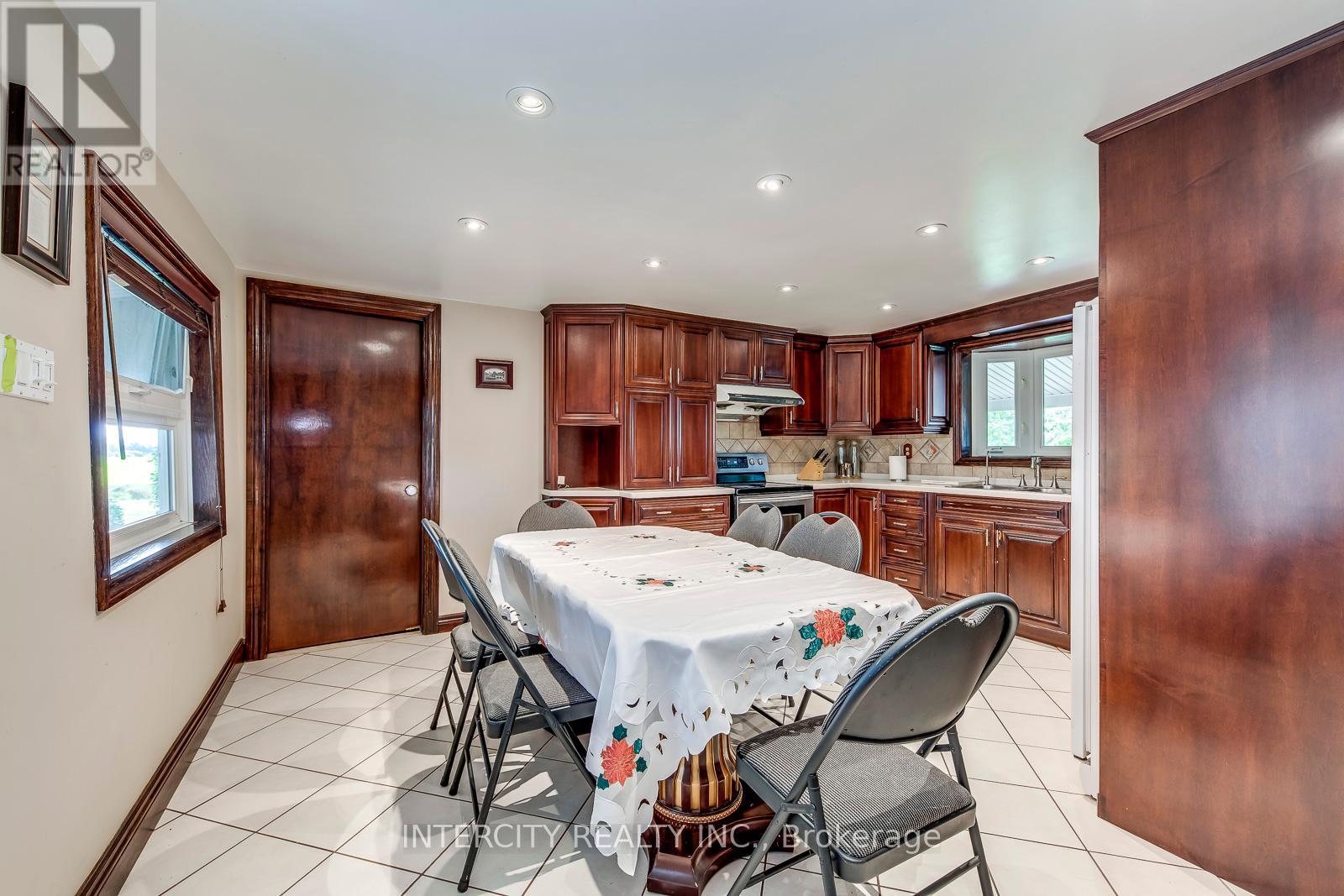 2764 Governors Road, Hamilton, Ontario  L0R 1T0 - Photo 9 - X12413063