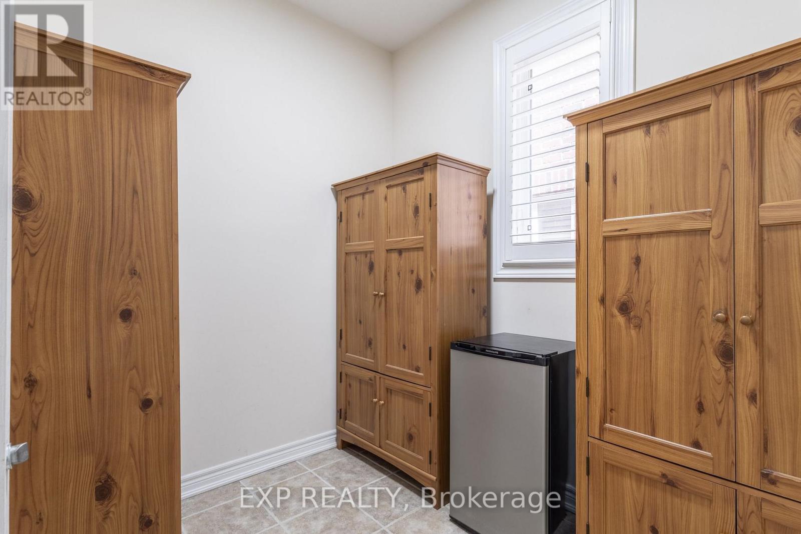 36 Secinaro Avenue, Hamilton, Ontario  L9G 0C6 - Photo 13 - X12413165