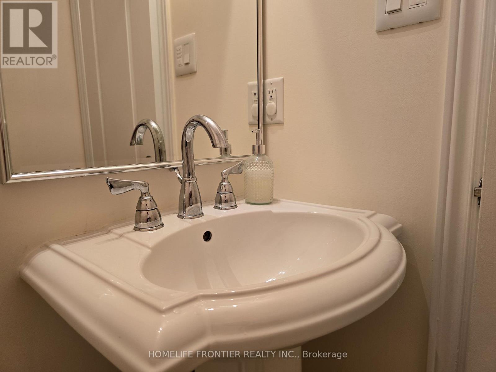 86 Larratt Lane, Richmond Hill, Ontario  L4C 0E2 - Photo 13 - N12413197