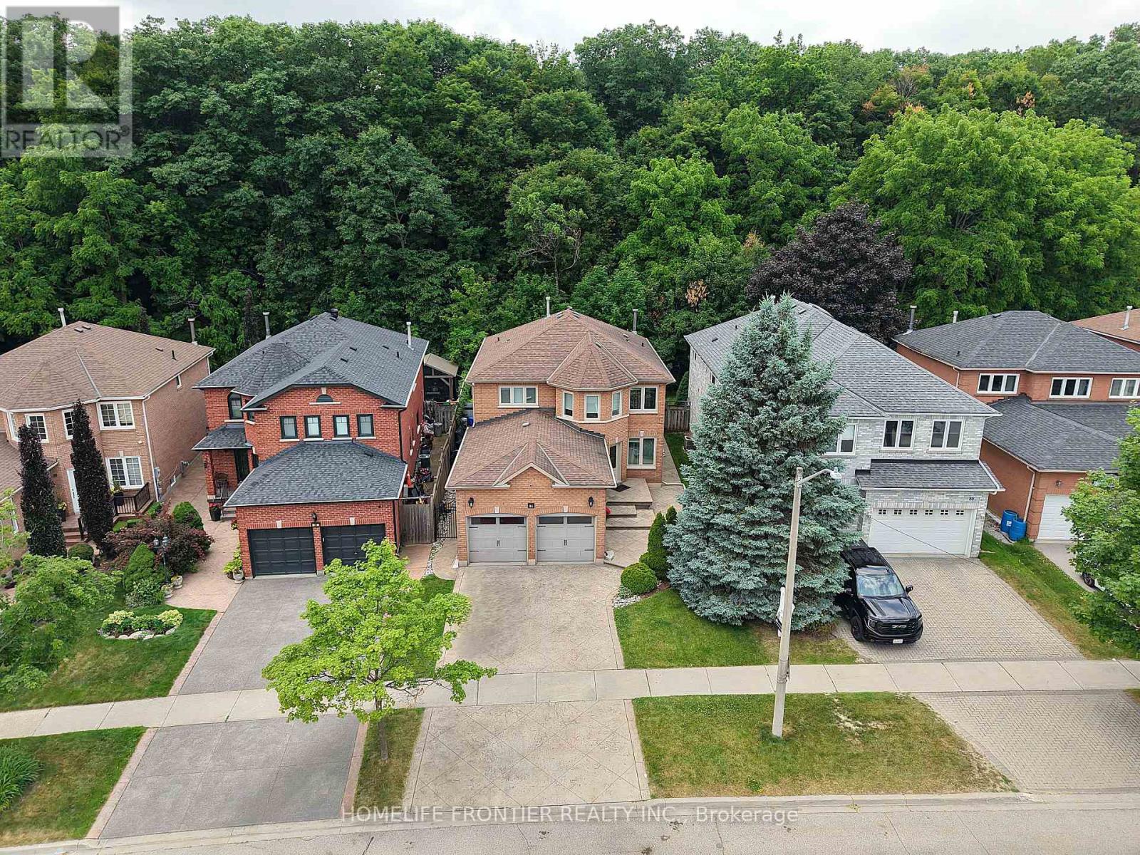 86 Larratt Lane, Richmond Hill, Ontario  L4C 0E2 - Photo 2 - N12413197
