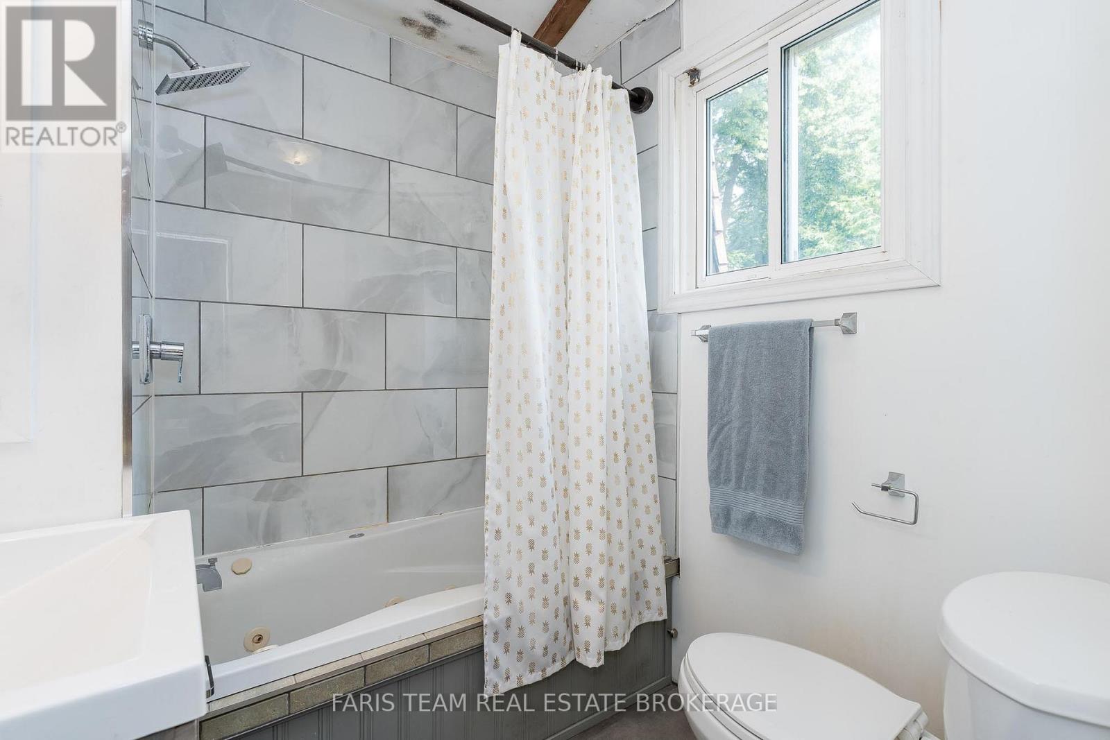 111 Burke Street, Penetanguishene, Ontario  L9M 1B2 - Photo 14 - S12413209