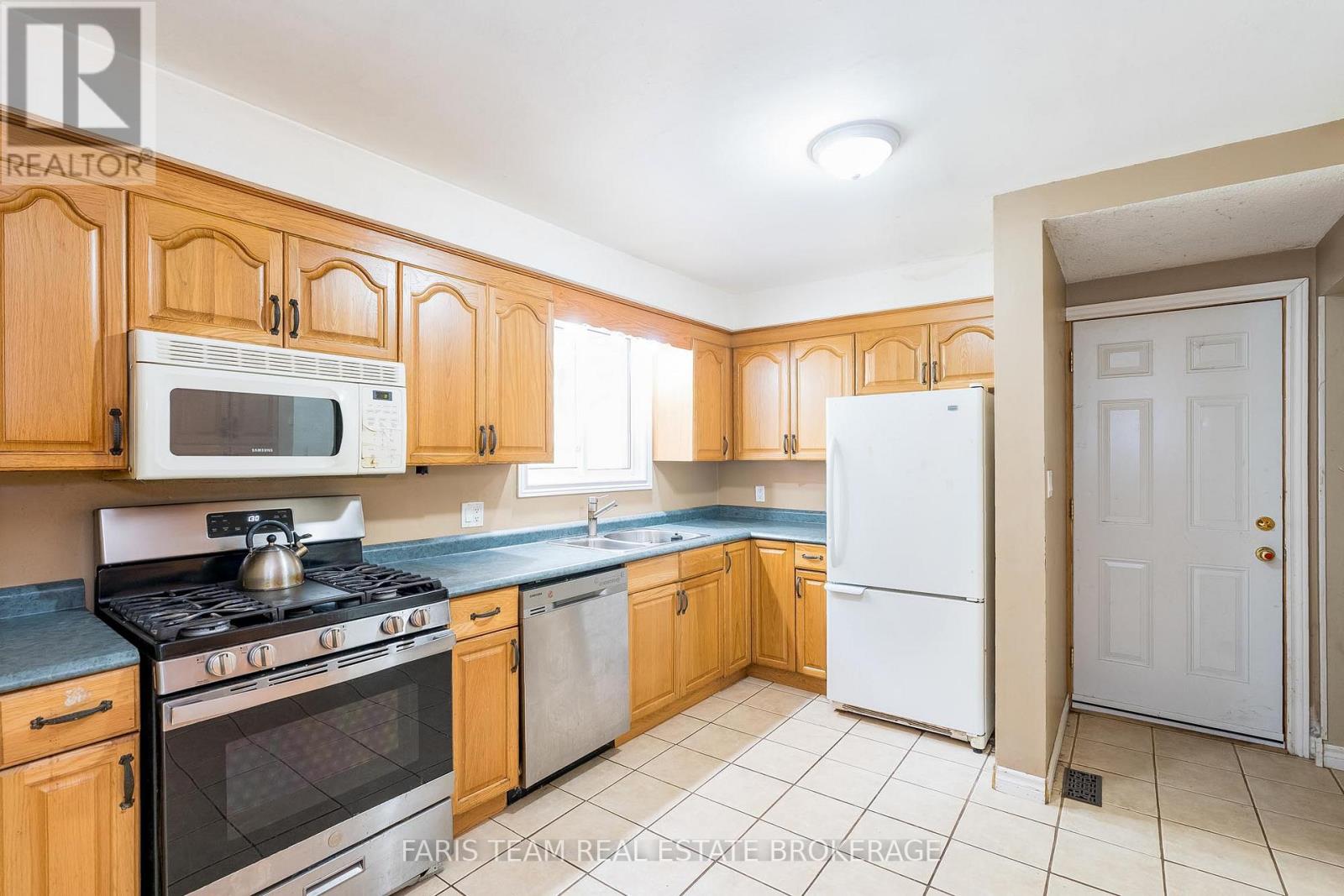 111 Burke Street, Penetanguishene, Ontario  L9M 1B2 - Photo 4 - S12413209